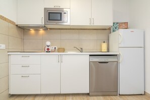 Kjøleskap, mikrobølgeovn, kokeplater og oppvaskmaskin