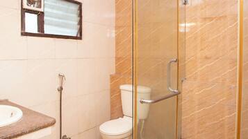 Classic Room | Bathroom | Shower, free toiletries, towels