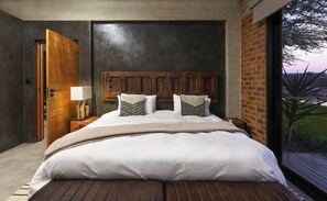 ลักซ์ชัวรี่วิลล่า, วิวสวน | ตู้นิรภัยในห้องพัก, โต๊ะทำงาน, พื้นที่ทำงานแบบใช้แล็ปท็อป, ผ้าม่านกันแสง