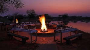 BBQ/picnic area - Naka Luxury Safari Lodge (Thabazimbi)