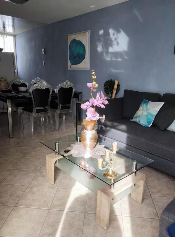 House, 3 Bedrooms, Smoking, Patio | Living room