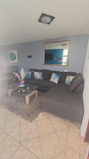 House, 3 Bedrooms, Smoking, Patio | Living room