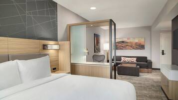 Bureau, rideaux occultants, fer et planche Ă repasser