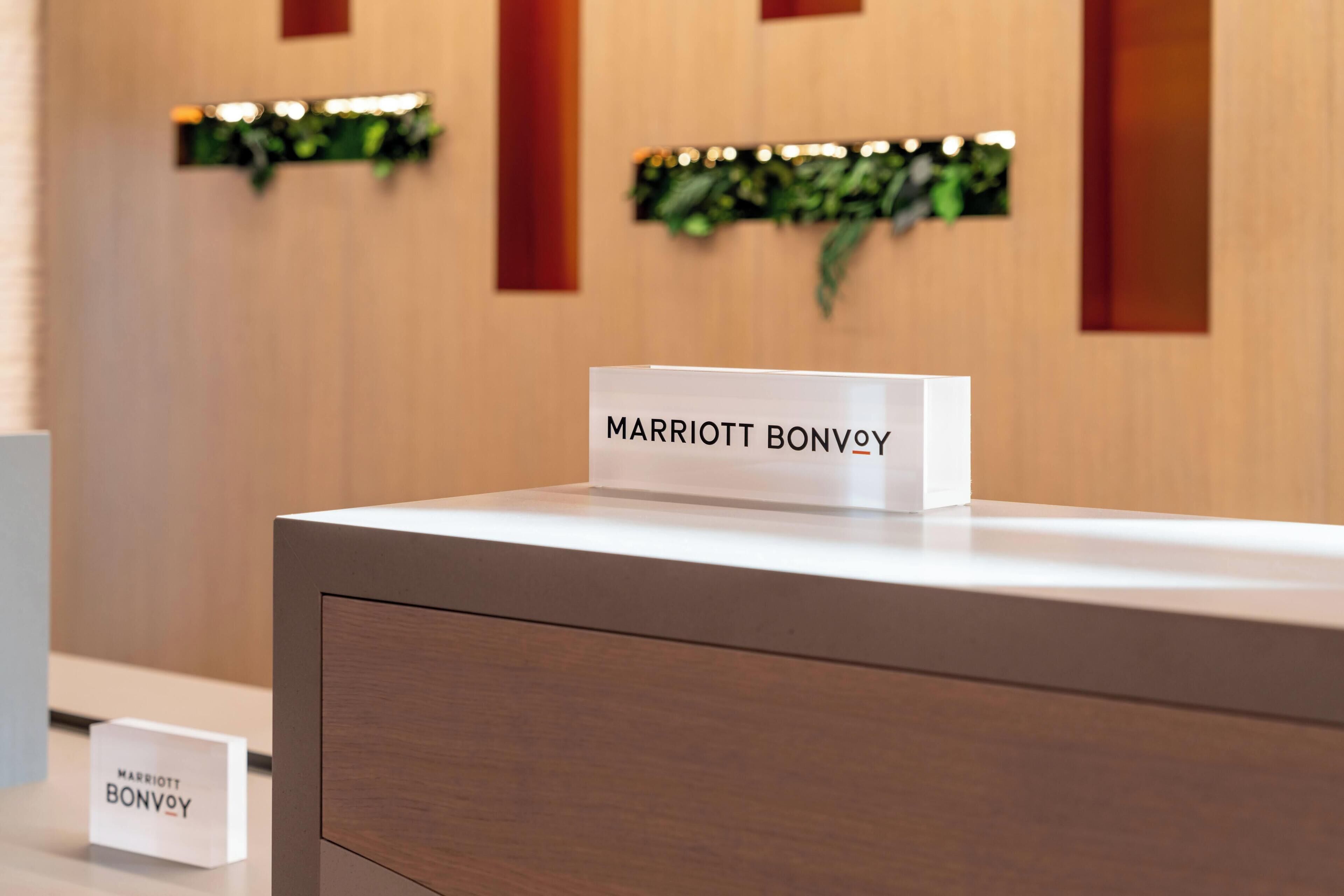 Ein Empfangstisch mit einem Schild, auf dem 'MARRIOTT BONVOY' steht.