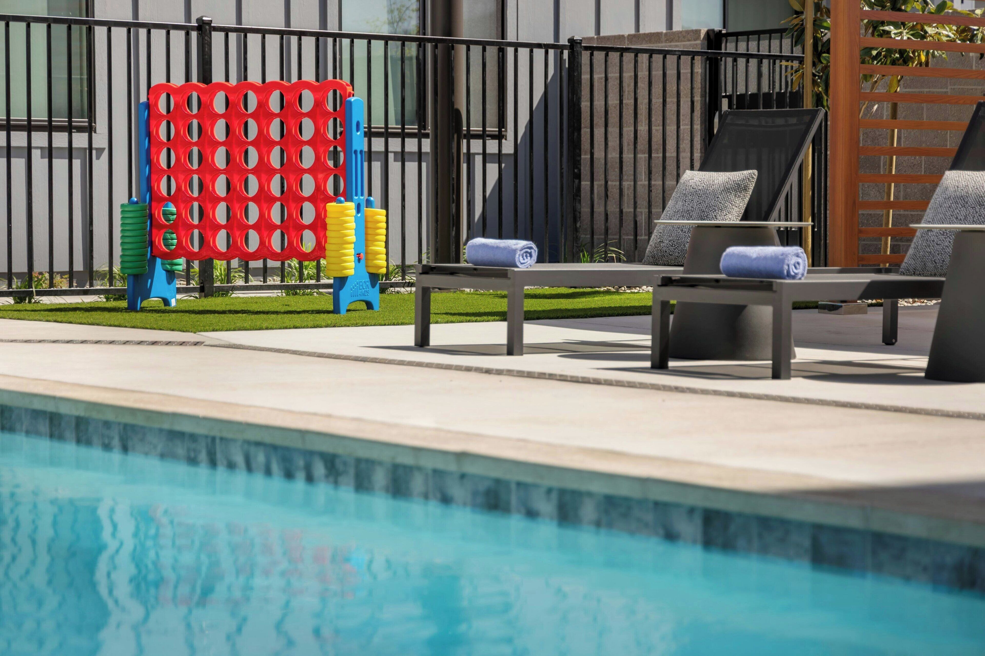 Piscina all'aperto, ombrelloni da piscina, lettini