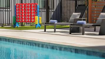 Piscine extérieure, parasols de plage, chaises longues