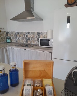 Kühlschrank, Mikrowelle, Herdplatte, Wasserkocher mit Kaffee-/Teezubehör