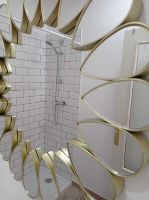 Chuveiro, secador de cabelo, toalhas de banho, sabonete
