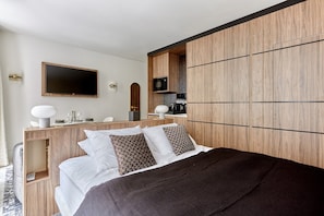 Apartment | Laptop workspace, iron/ironing board, bed sheets - Magnificent and new Studio Louvre - Palais Royal (Paris)