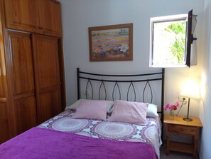 2 quartos, acesso à internet, roupa de cama