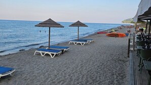 A beach with sun loungers, umbrellas, and a restaurant with outdoor seating. - Alba | Air-conditioned, Wi-Fi, PMR, beach 20 metres away (Borgo)