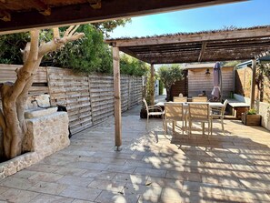 Outdoor dining - Alba | Air-conditioned, Wi-Fi, PMR, beach 20 metres away (Borgo)