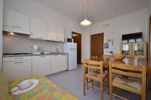 Een koelkast, een microgolfoven, een kookplaat