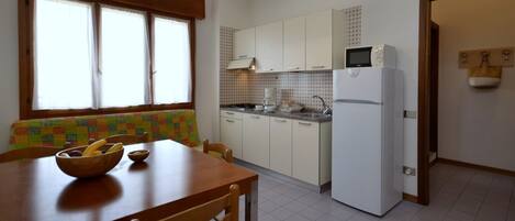 Kühlschrank, Mikrowelle, Herdplatte, Wasserkocher mit Kaffee-/Teezubehör