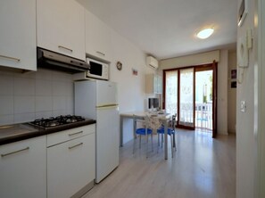 Kjøleskap, mikrobølgeovn, kokeplater og kaffetrakter/tekoker