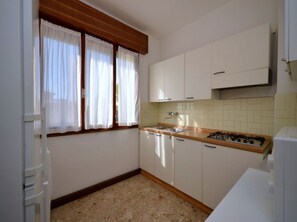 Køleskab, mikrobølgeovn, kogeplade, kaffe-/temaskine