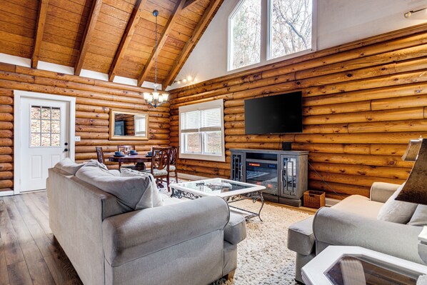 Smart TV - Artful Craftsman | Hot Tub, Firepit, and Pond | Gatlinburg + National Parks (Gatlinburg)