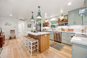 Fridge, microwave, oven, stovetop - Rio Ranchita - Elegant & Cozy River Retreat / Quick Walk to Square (Wimberley)