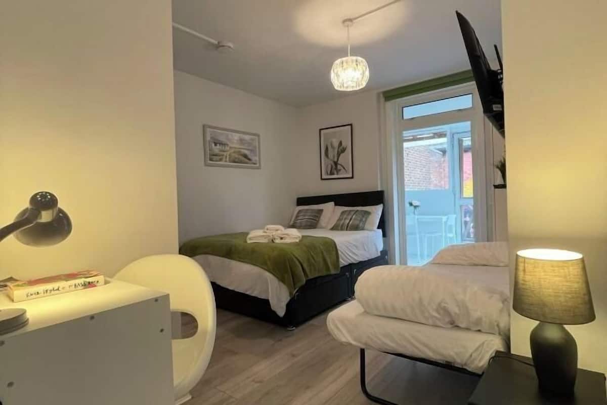 Iron/ironing board, free WiFi, bed sheets