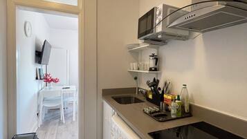 Basic Studio | Private kitchen | Mini-fridge, microwave, dishwasher, electric kettle