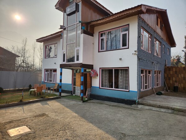 Konaklama yerinin ön cephesi
