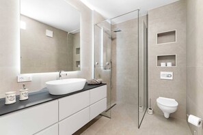 Een douche, een haardroger, handdoeken