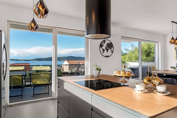 Fridge, microwave, oven, stovetop - Apartments Velic - Three bedroom apartment with a sea view C (Šibenik-Brodarica)