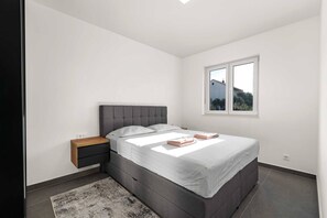 3 室のベッドルーム、アイロン / アイロン台、WiFi (無料)、ベッドシーツ