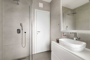 Dusche, Haartrockner, Handtücher, Toilettenpapier
