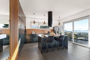 Geladeira, micro-ondas, fogão, cooktop