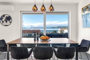 Dining - Apartments Velic - apartment with sea view C (Šibenik-Brodarica)