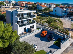 Situated in a residential area, this building offers a home with a balcony and a flat roof.