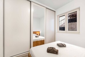 2 室のベッドルーム、アイロン / アイロン台、WiFi (無料)、ベッドシーツ