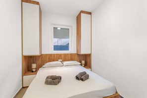 2 bedrooms, iron/ironing board, free WiFi, bed sheets - Apartments Velic - apartment with terrace A (Šibenik-Brodarica)