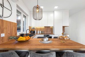 Een koelkast, een magnetron, een oven, een kookplaat