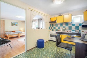 Kjøleskap, ovn, kokeplater og kaffetrakter/tekoker