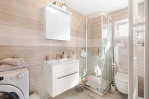 Douche, sèche-cheveux, serviettes fournies