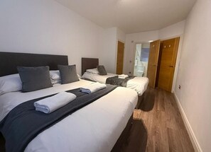 2 makuuhuonetta, työpöytä, silitysrauta/-lauta, ilmainen Wi-Fi