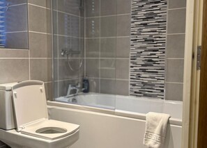 Sèche-cheveux, serviettes fournies