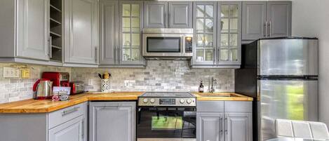 Réfrigérateur, four à micro-ondes, un four, surface de cuisson