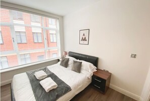 2 quartos, escrivaninha, ferros/tábuas de passar roupa