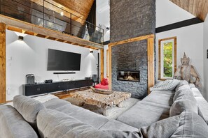 Televisión, chimenea, futbolito y tenis de mesa 