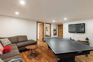 TV, fireplace, foosball - Villa Nature Luxe Chalet: Lake Access+Private Spa (Saint-Côme)
