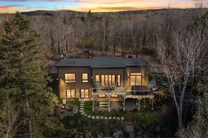 Exterior - Modern Lakefront Chalet + Private Jacuzzi & Dock (Chertsey)