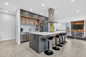 Fridge, oven, stovetop, dishwasher