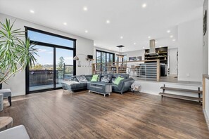 TV, fireplace - Modern Lakefront Chalet + Private Jacuzzi & Dock (Chertsey)