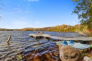 Property grounds - Modern Lakefront Chalet + Private Jacuzzi & Dock (Chertsey)