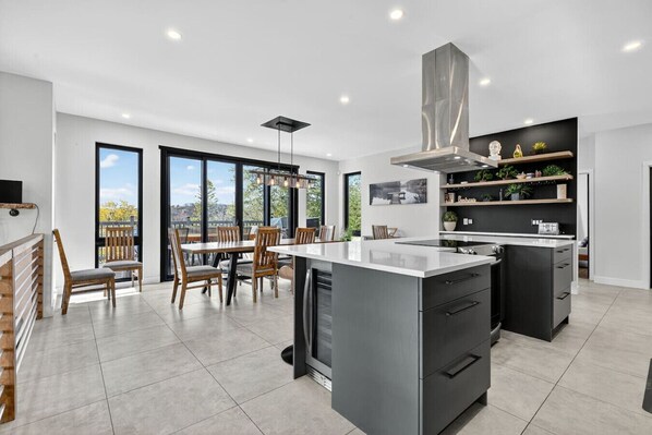 Fridge, oven, stovetop, dishwasher - Modern Lakefront Chalet + Private Jacuzzi & Dock (Chertsey)