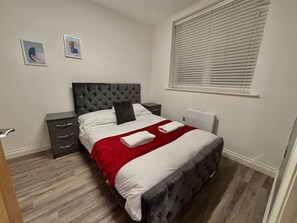 2 quartos, escrivaninha, ferros/tábuas de passar roupa