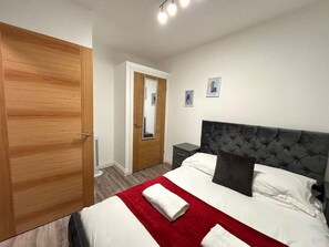 2 Schlafzimmer, Schreibtisch, Bügeleisen/Bügelbrett, kostenloses WLAN